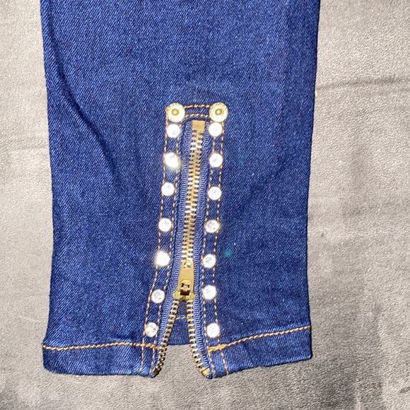 Jeans with zippered ankles… size M - Picture 6 of 7